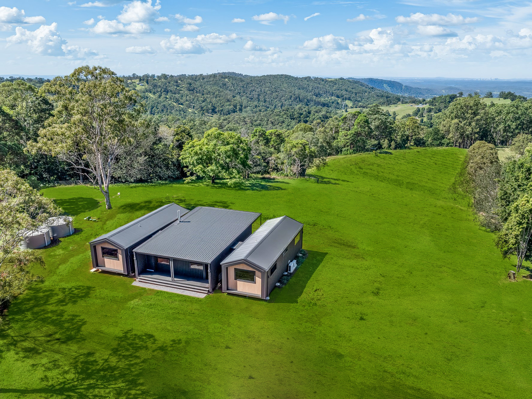 Residential barn-style modular home